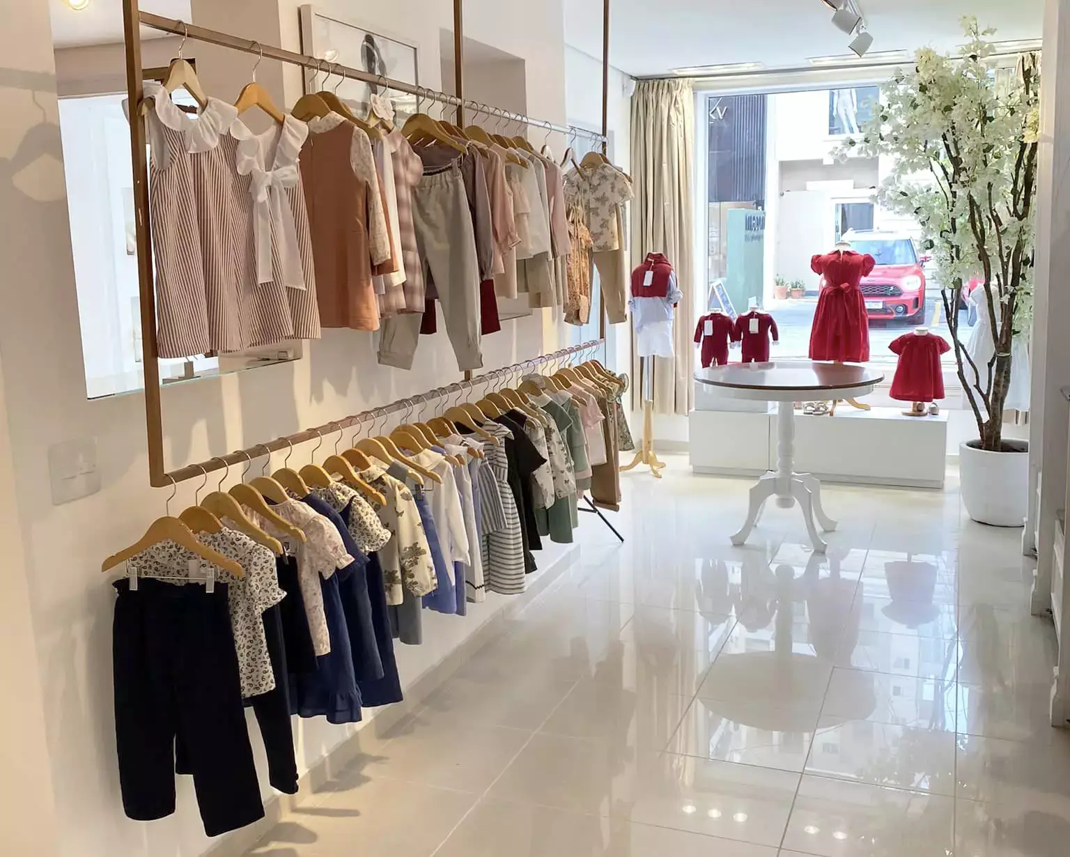 Araras na loja da Cris Moretti Moda Infantil na Vila Olímpia em São Paulo - Just Real Moms