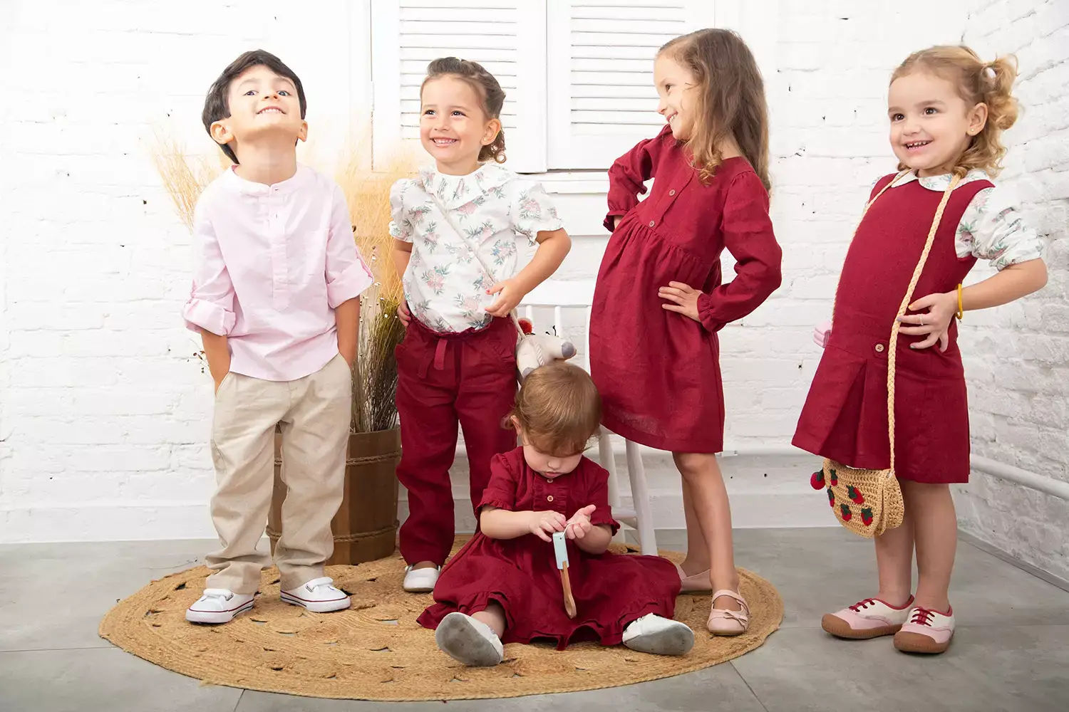 4 meninas e 1 menino vestindo roupas da Cris Moretti Moda Infantil - Just Real Moms