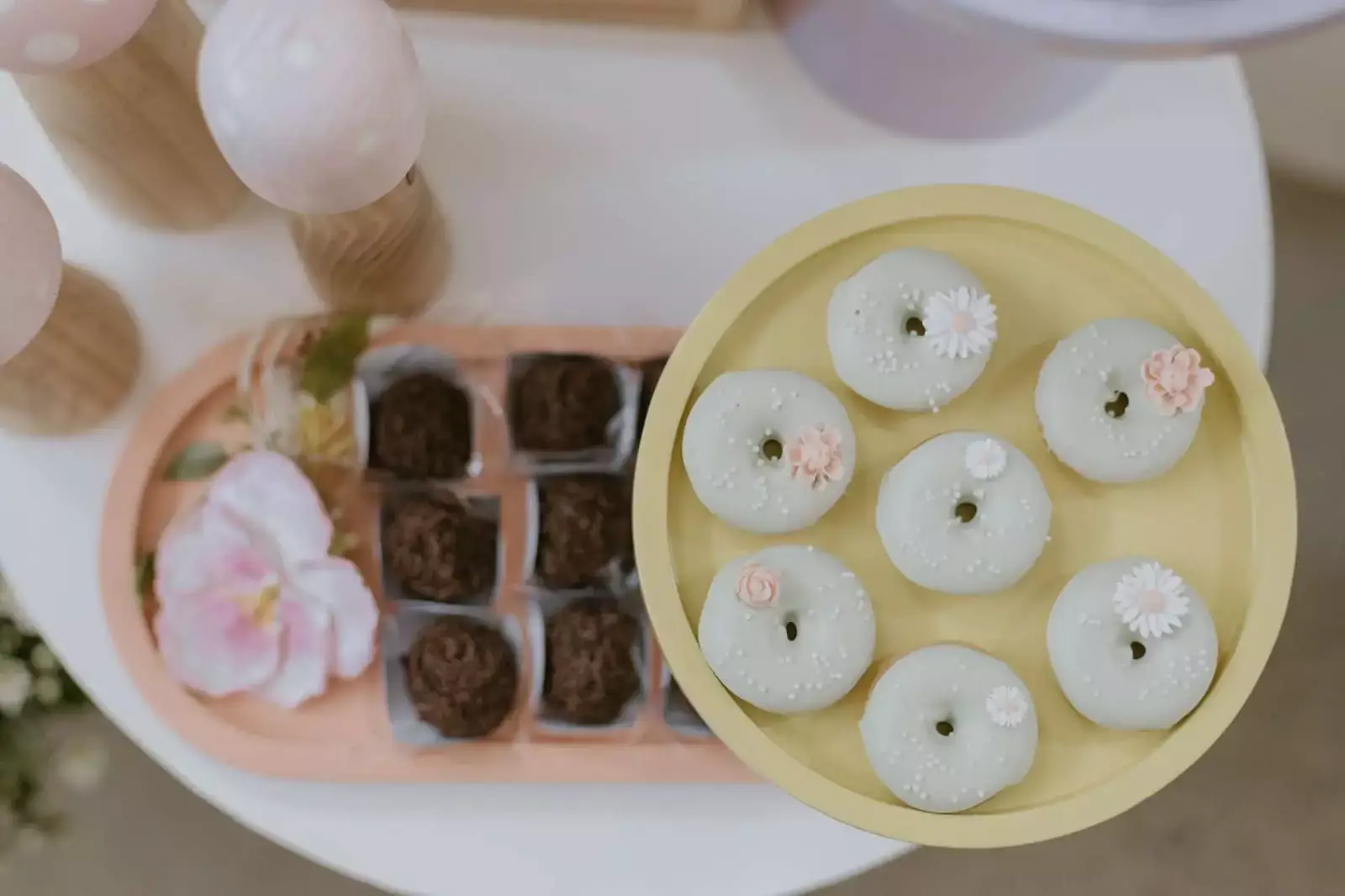 Doces - brigadeiro e donuts em mesa de festa infantil - Just Real Moms