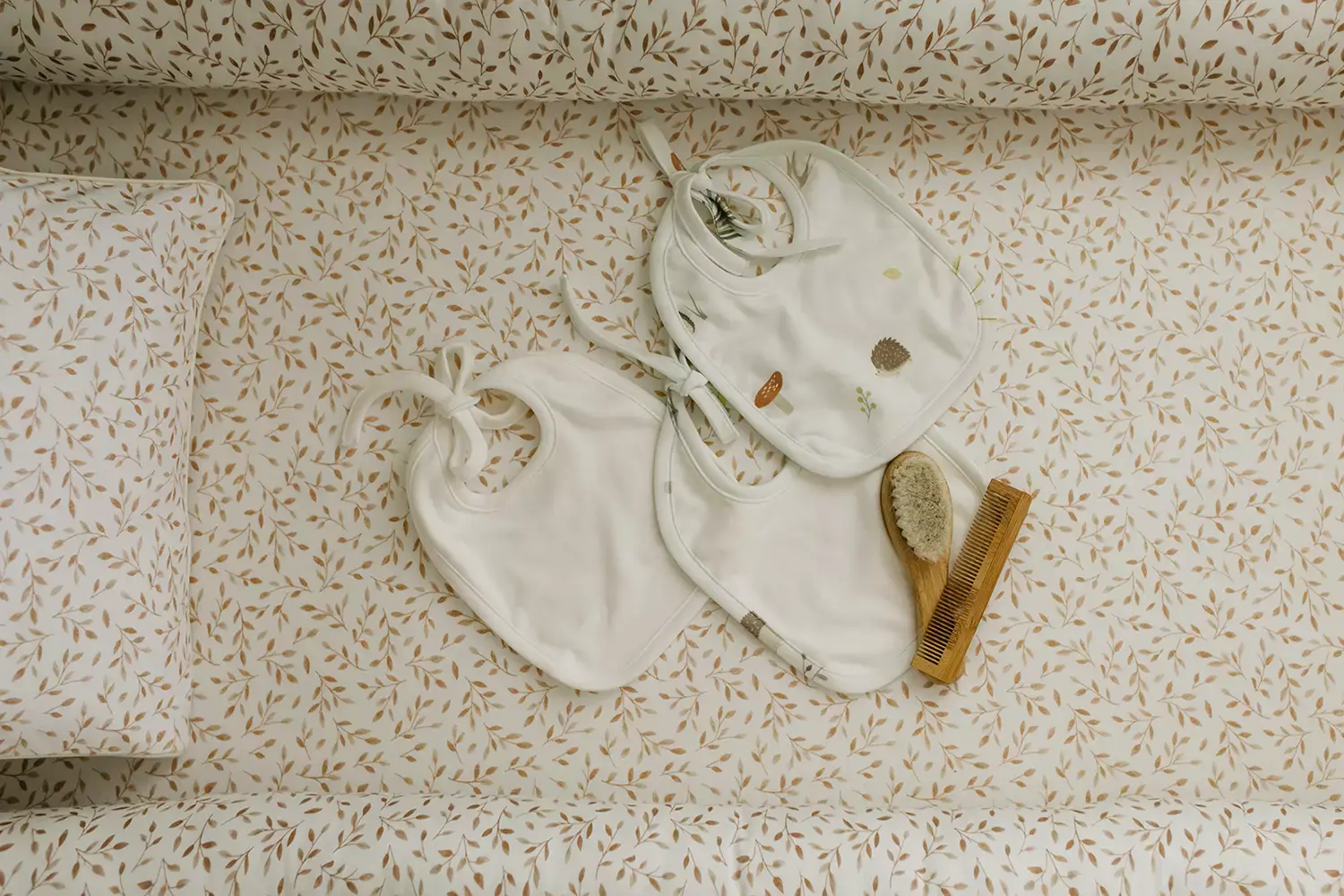 3 Babadores dom uma escova e um pente no berço - Just Real Moms