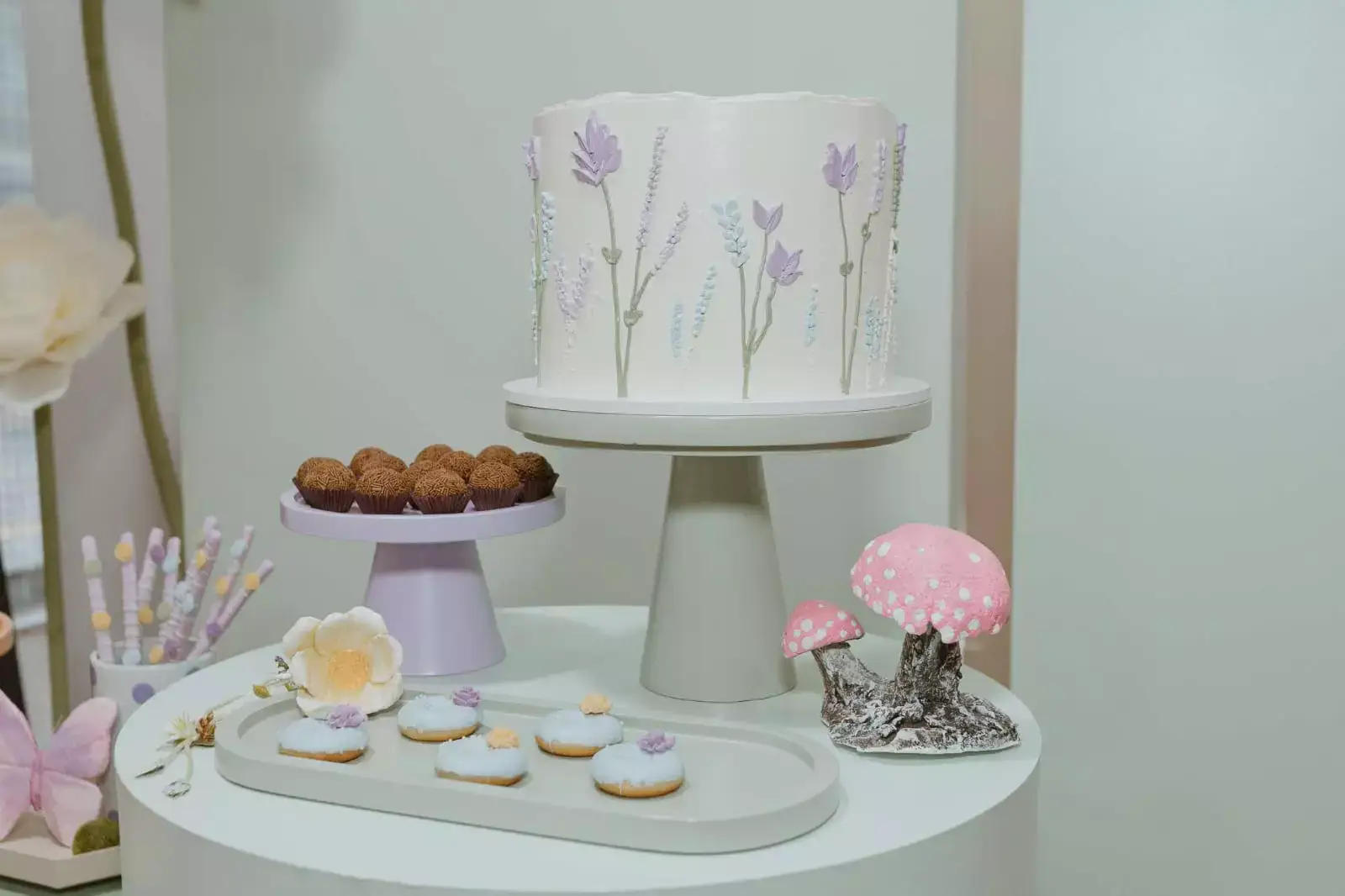 Bolo e doces em festa infantil, tema: floresta - Just Real Moms