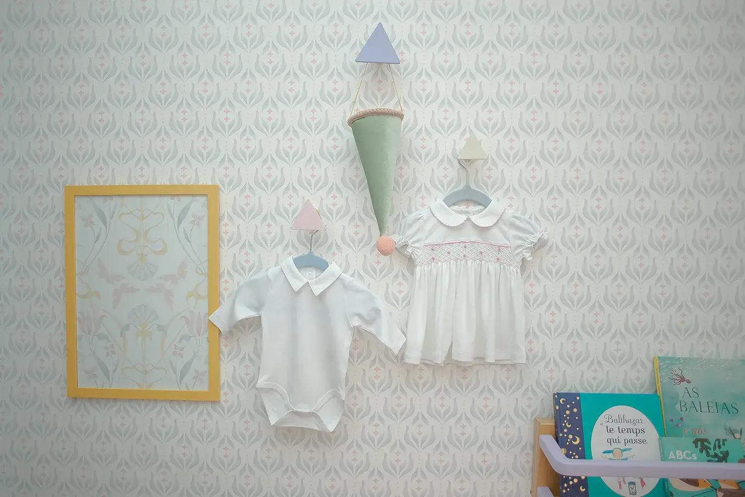 Camisetas infantis menino e menina pendurados na parece de quarto infantil da Bambini Per Bambini