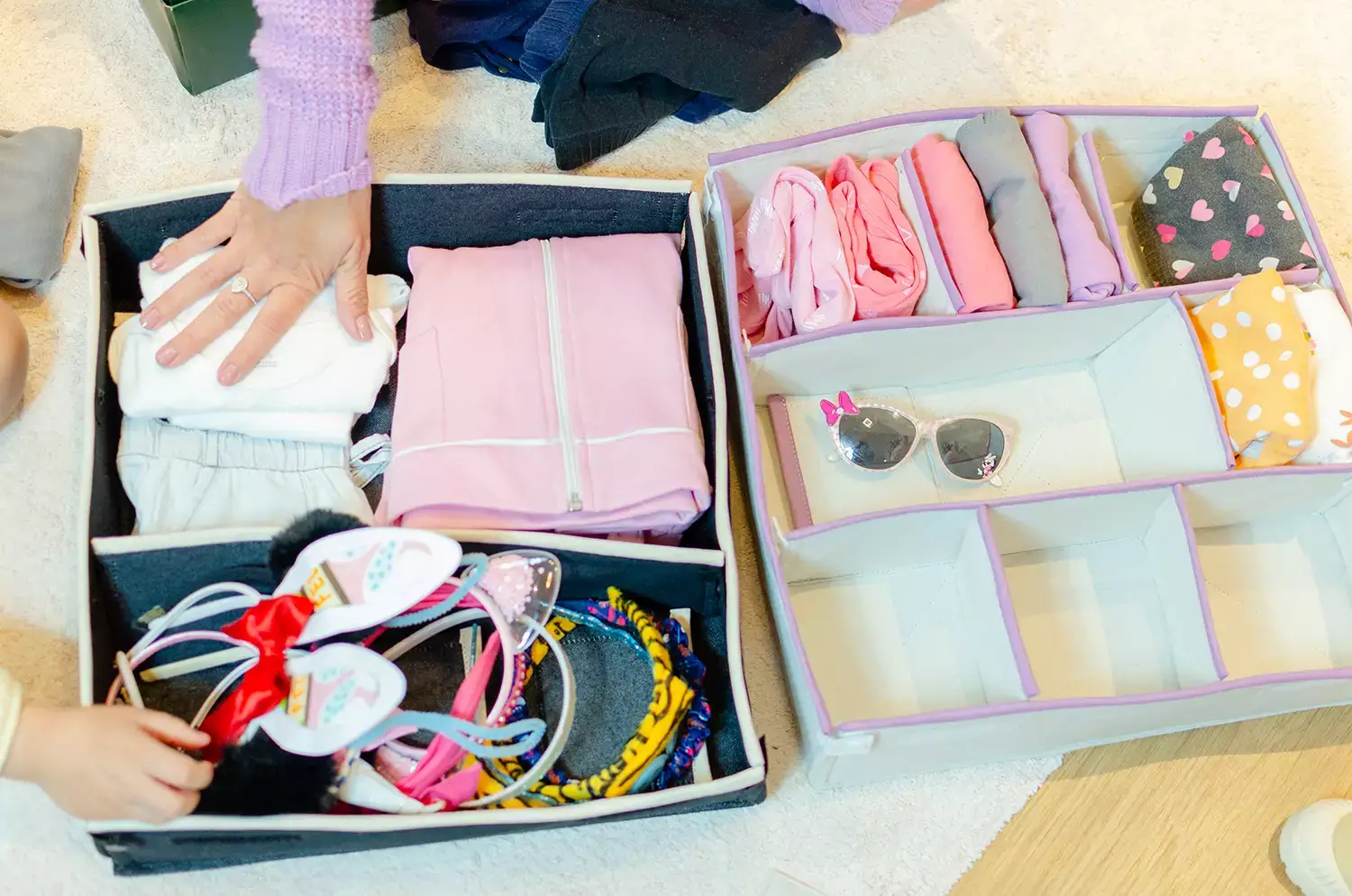 Menina com mãe arrumando Colmeias para organizadores de armário e gaveta - Just Real Moms