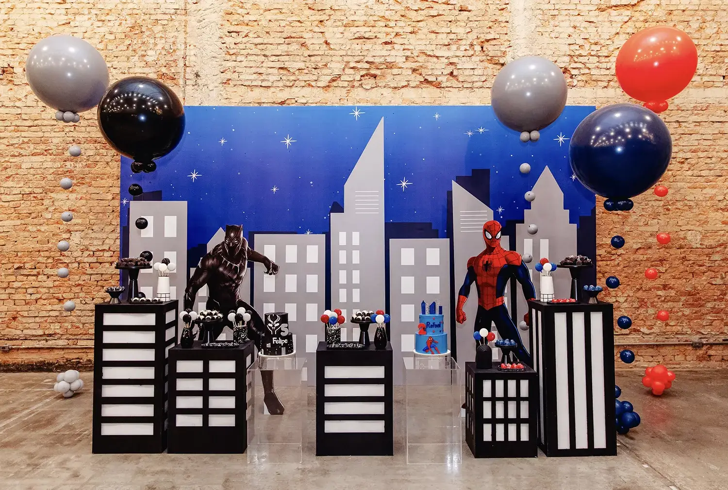 Cenografia e decoração de festa infantil com tema Homem Aranha da Petite Partie