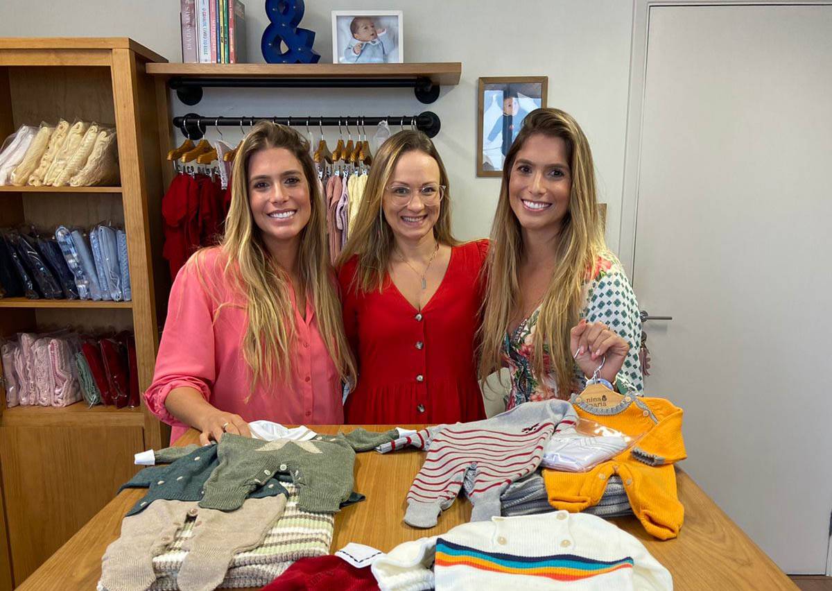 Bia e Branca Feres com Cristina Pleszko Fundadora Nina e Maria Enxoval Just Real Moms