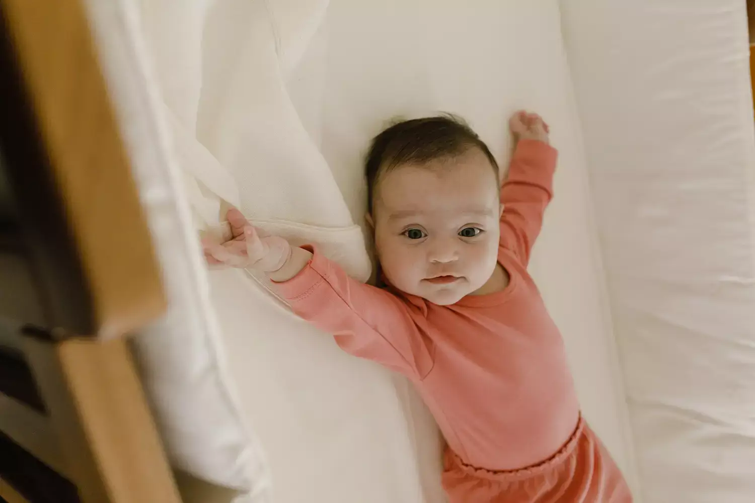 Bebe no berço com roupinha rosa - Just Real Moms