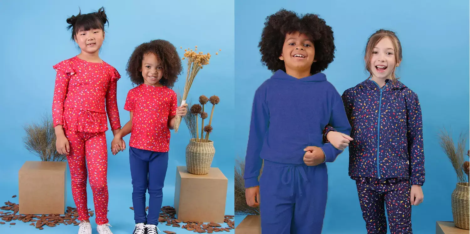 Crianças em estúdio vestindo coleção inverno da Petit Pelicano - Moda Infantil - Just Real Moms