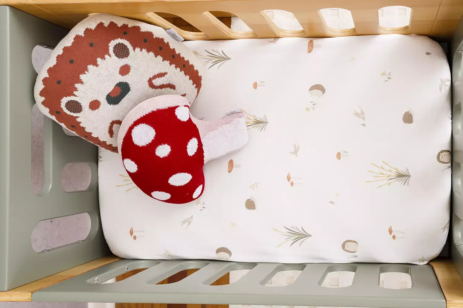 Berço visto de cima com duas almofadas - Just Real Moms