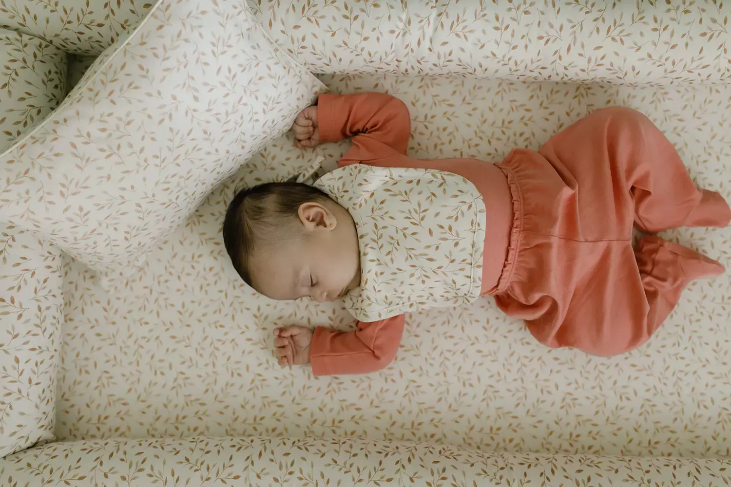 Bebe dormindo no berço - Just Real Moms