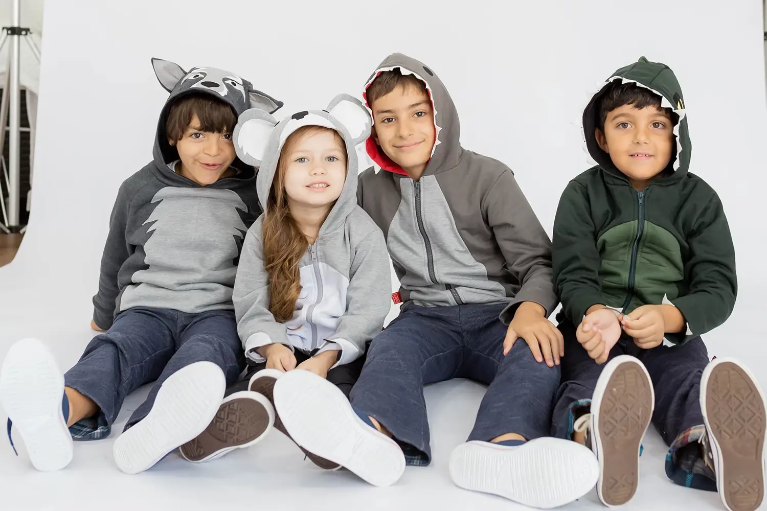 Crianças sentadas no chão usando fantasias de bichinhos - Just Real Moms