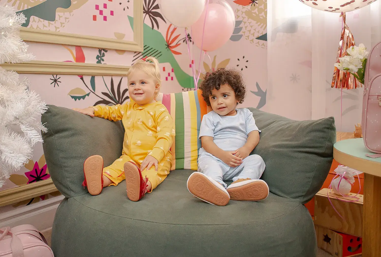 Crianças vestindo Bambini Per Bambini