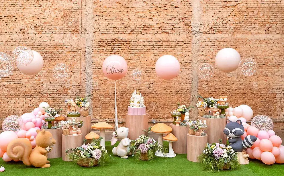 Foto de festa infantil com tema Bosque pela Voilá que faz locação de decoração e móveis