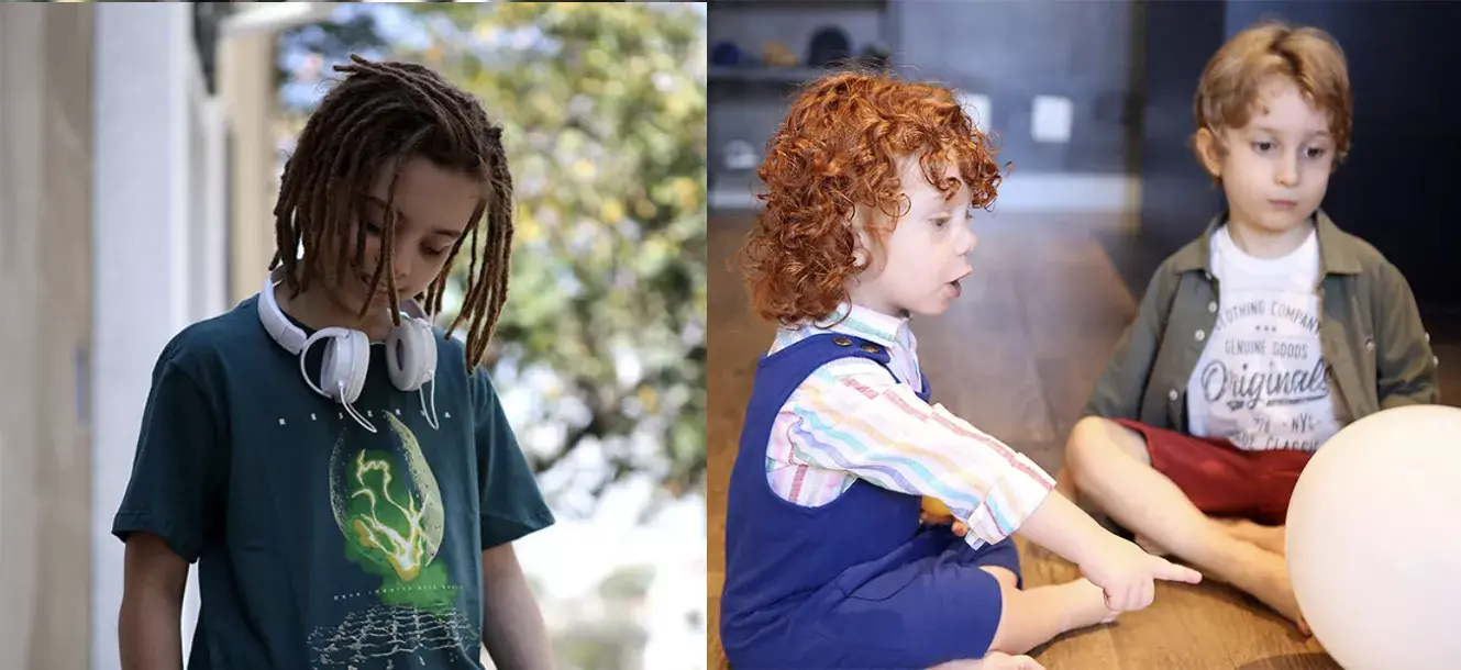Menino de camiseta e headphone no pescoço e dois meninos sentados brincando
