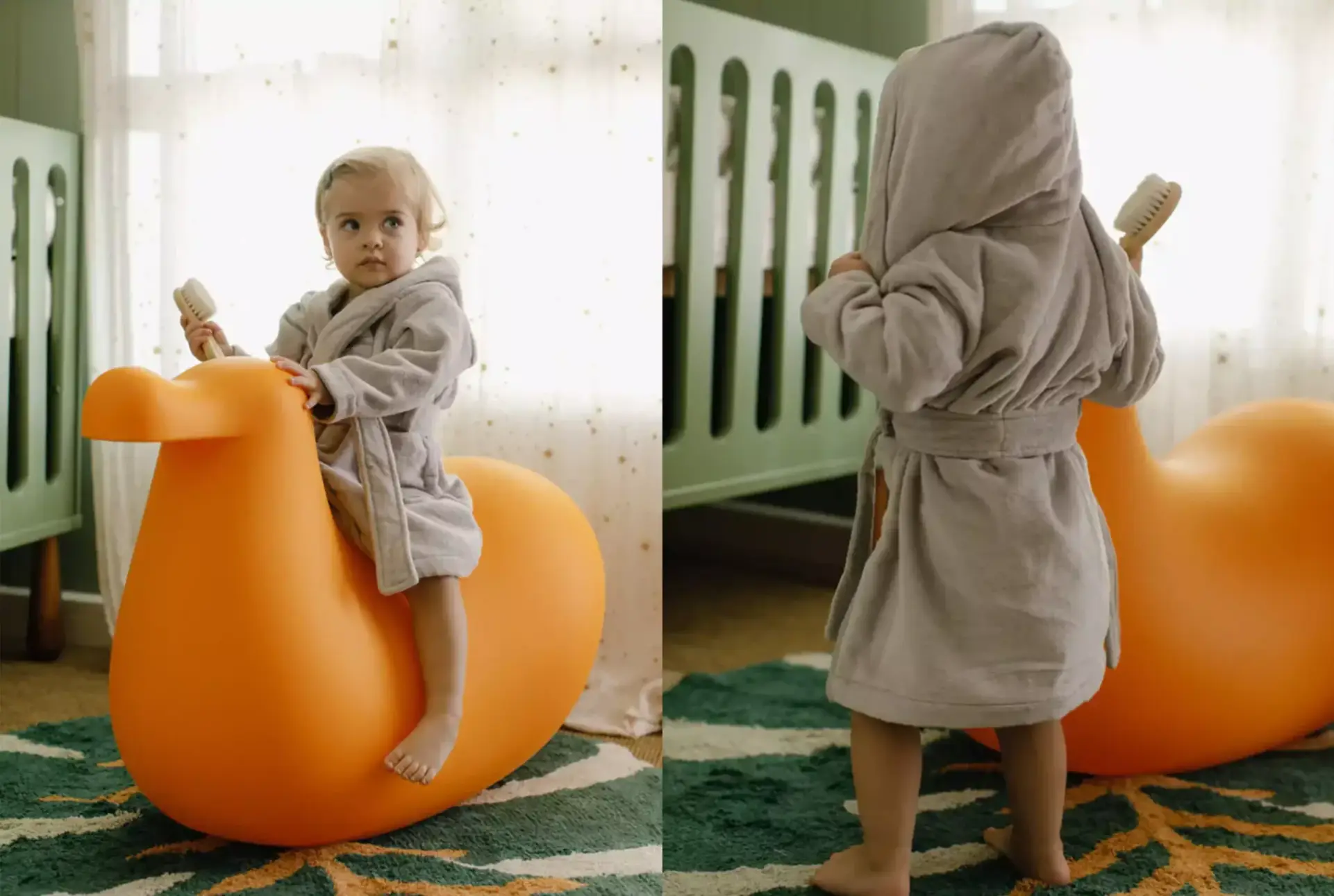Menina bebê usando roupão de capuz no seu quarto brincando - Just Real Moms