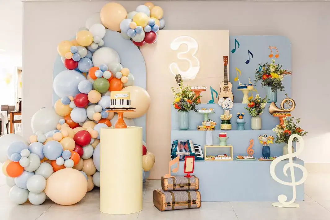 Foto de festa infantil com tema Música pela Voilá que faz locação de decoração e móveis