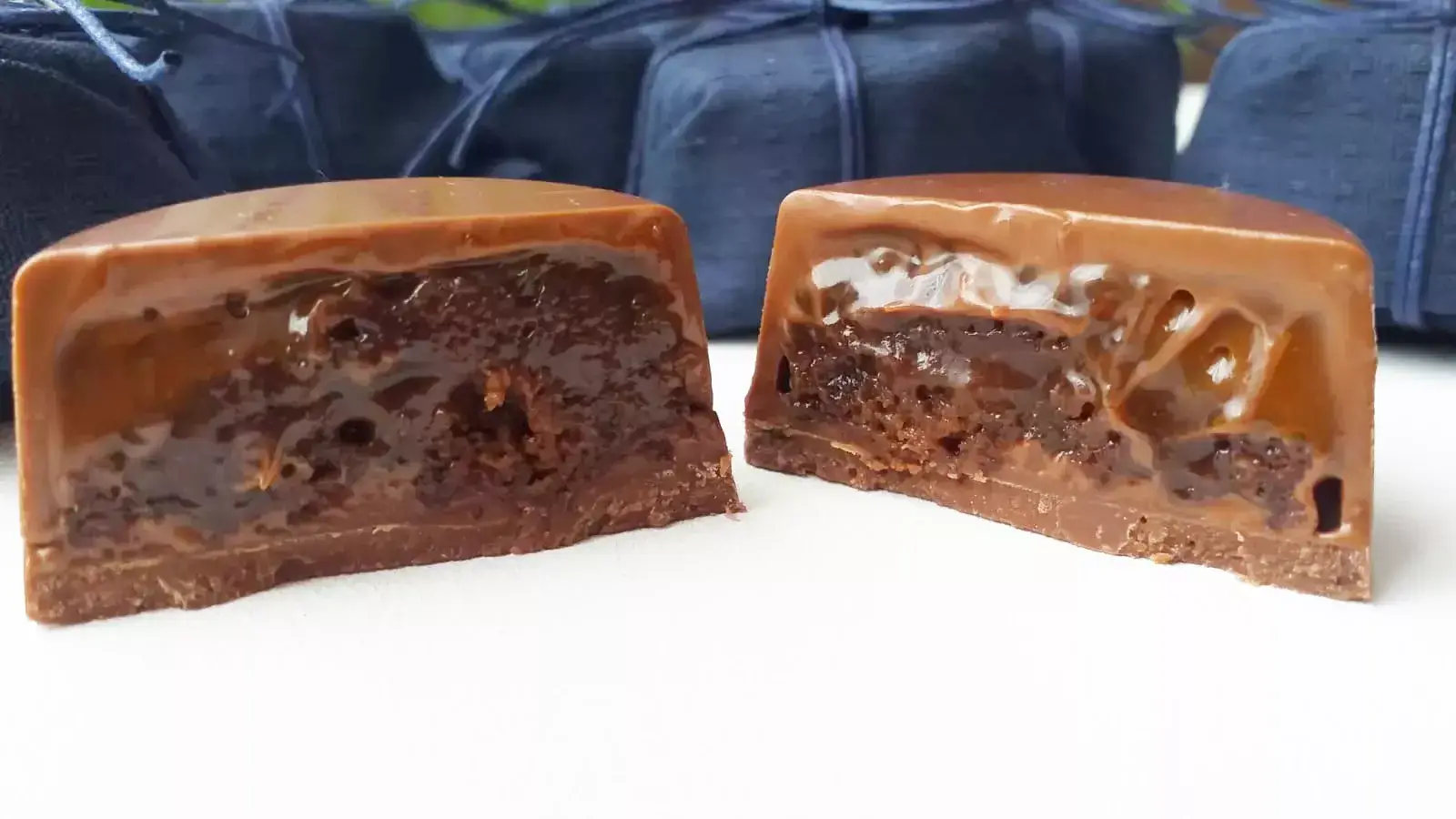 Close de um Pão de Mel da LeTapia aberto no meio com cheio - Just Real moms