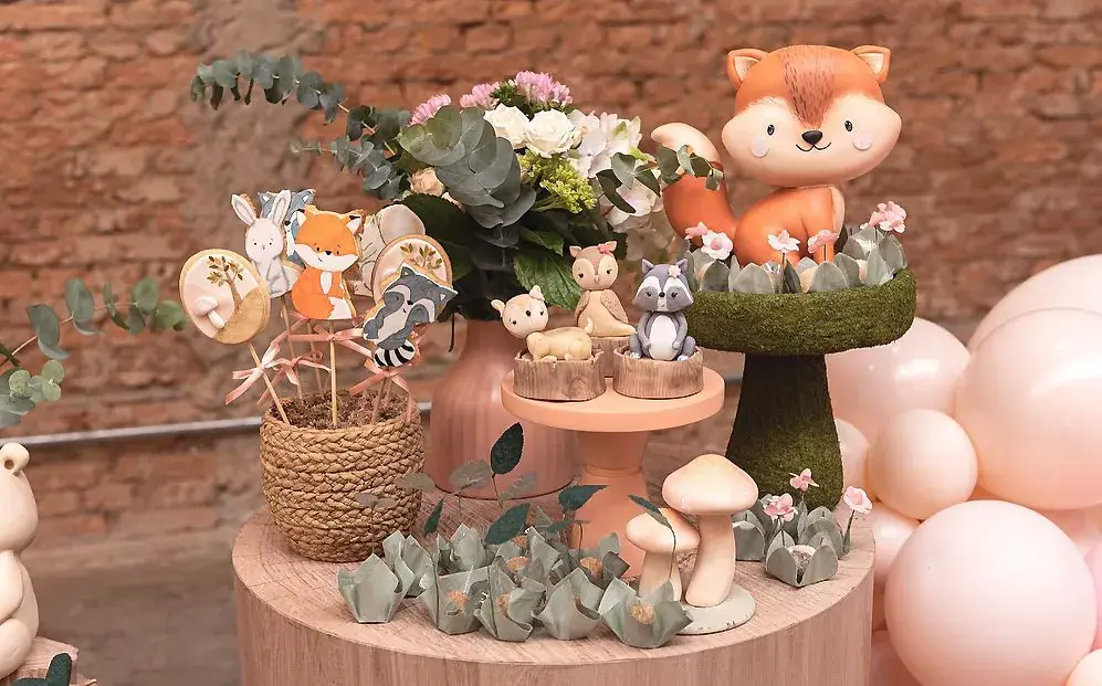 Foto de detalhes de festa infantil com tema Bosque pela Voilá que faz locação de decoração e móveis