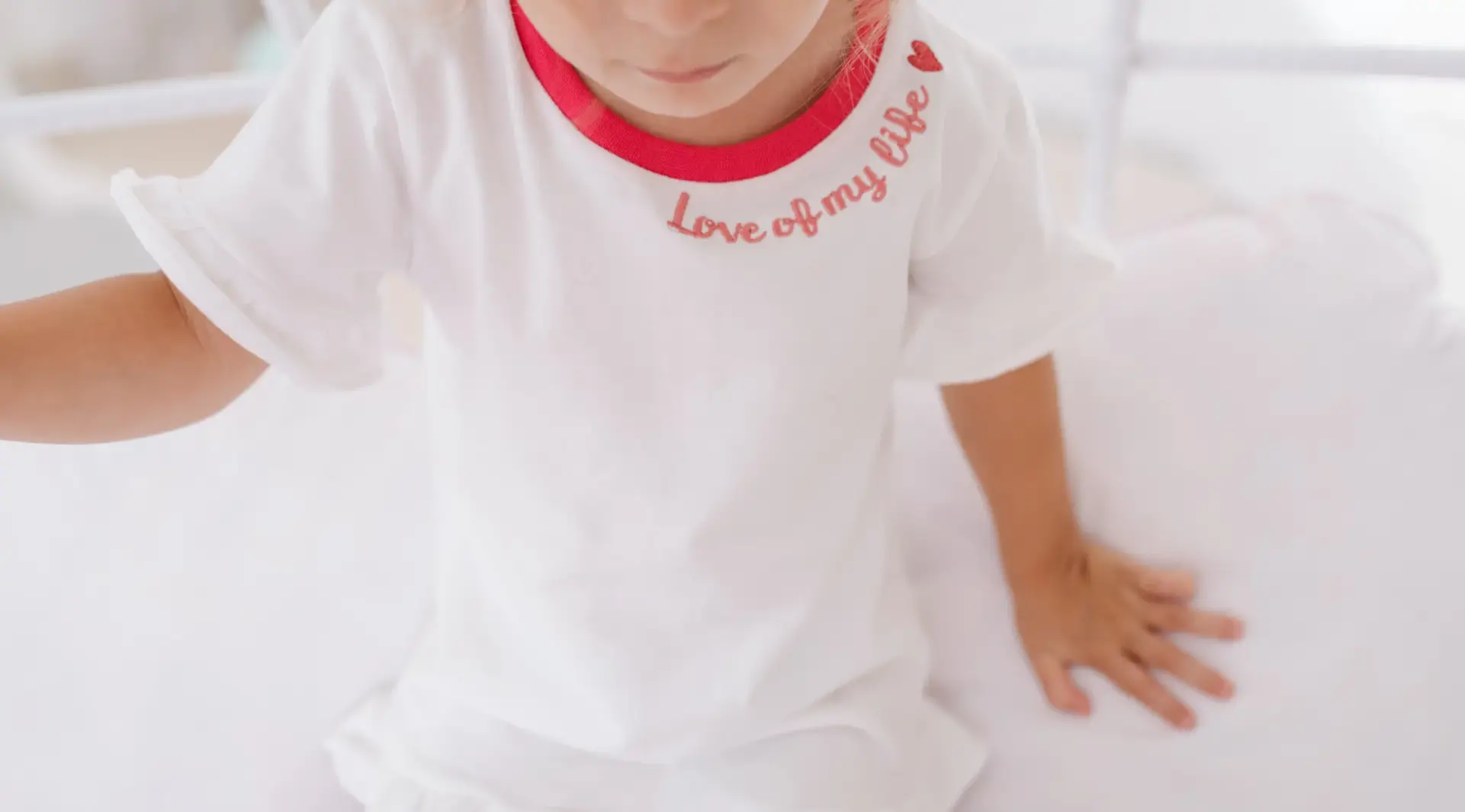 Menino vestindo camiseta - Just Real Moms