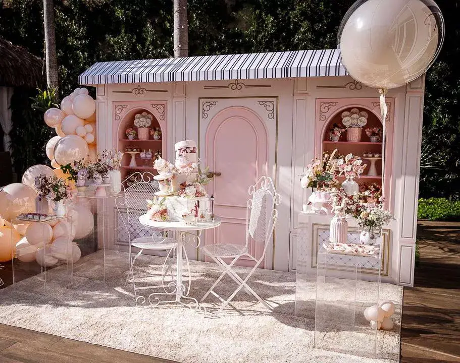 Foto de festa infantil com tema Casa de Boneca pela Voilá que faz locação de decoração e móveis