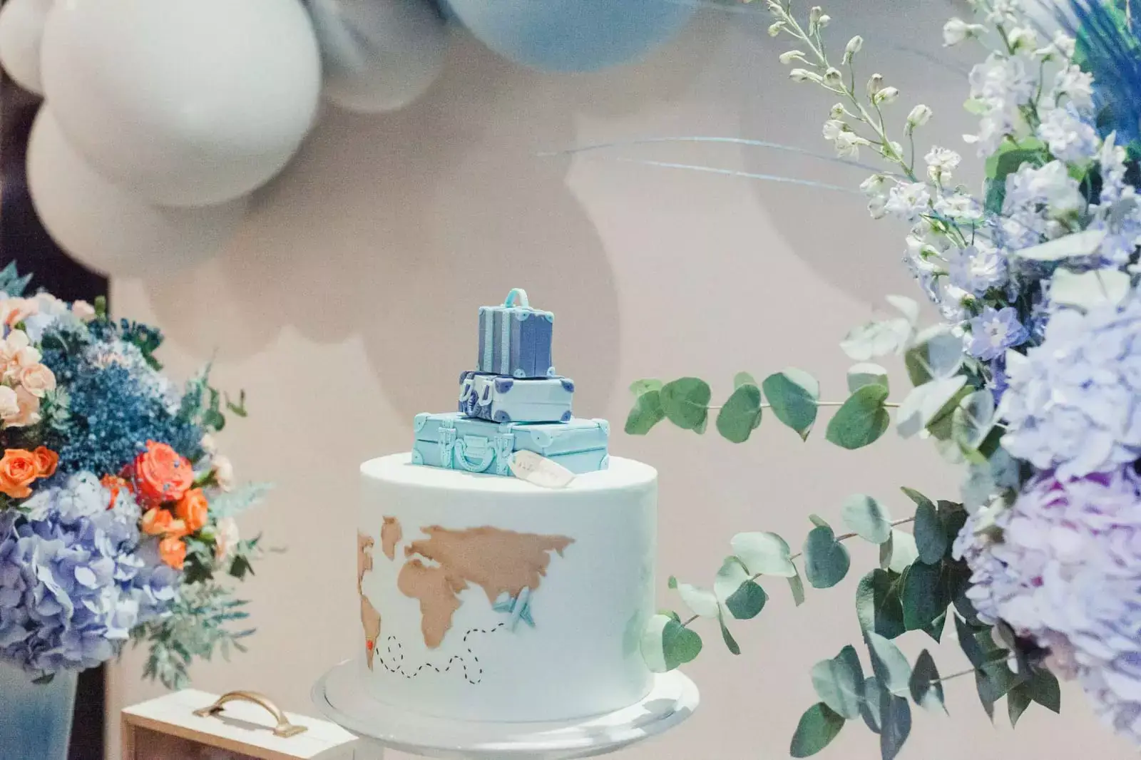 Bolo, flores e balões em festa infantil com tema de viagens - Just Real Moms