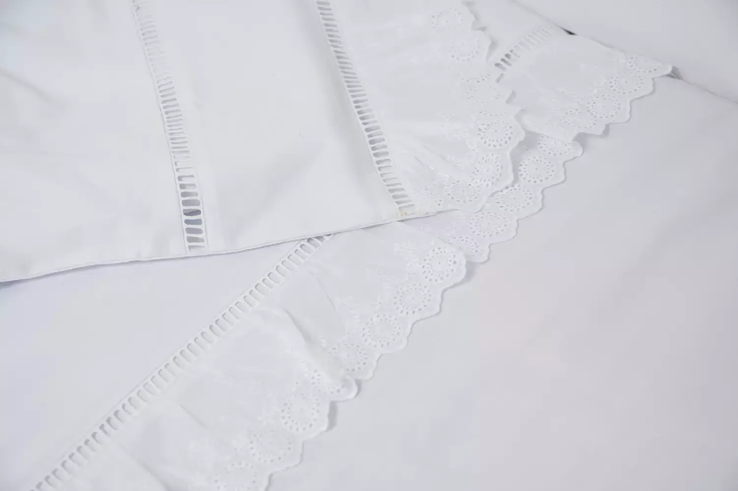 Roupa de cama branca com rendas - Just Real Moms