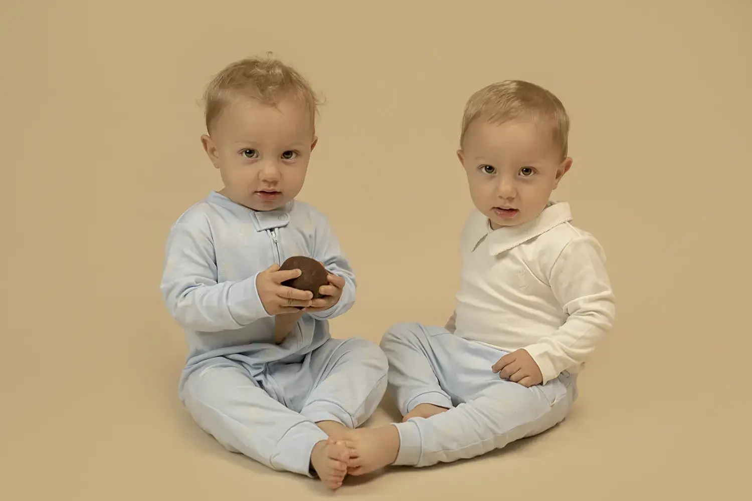 Bebês meninos gêmeos usando Bambini Per Bambini