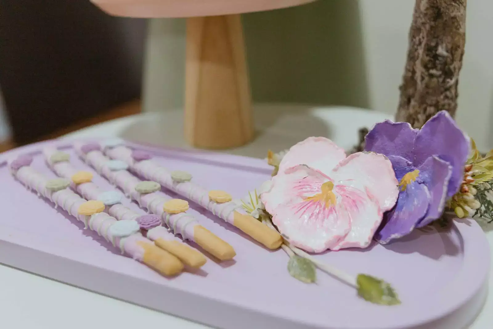 Comidinhas em decoração de flores em festa infantil - Just Real Moms